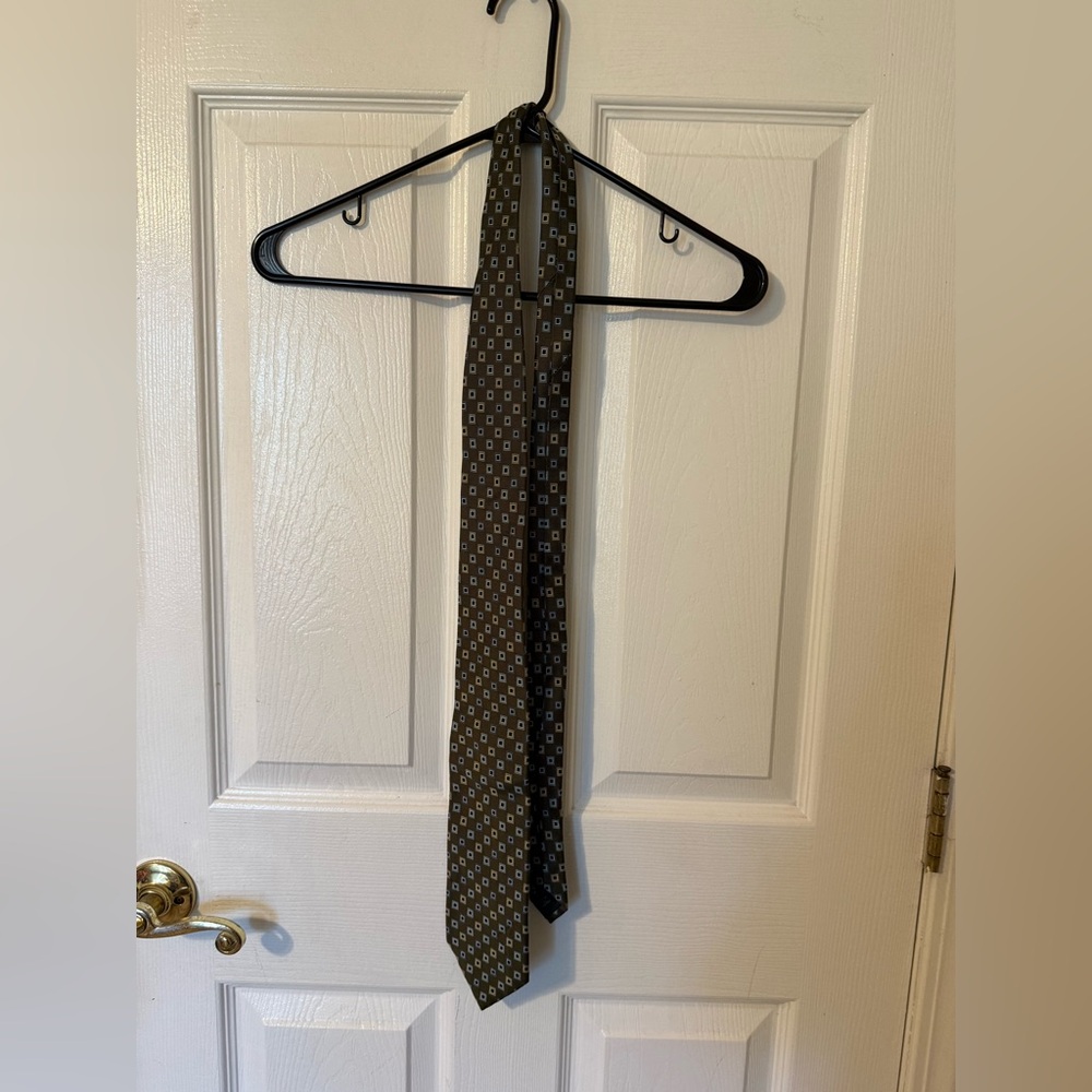 CLAIBORNE Stylish Geometric Patterned Tie